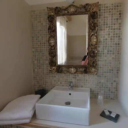 Дом отдыха A Mandria, Avec Cuisine 30m2, Patio, Vue Montagnes Et Citadelle, 5 Minutes A Pied Du Centre Et Des Rivieres *